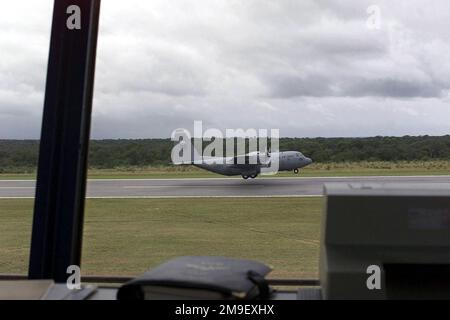 Innenaufnahmen, die aus dem Fenster eines Flugverkehrskontrollturms als US-amerikanischer Fluglotse schauen Air Force C-130-Flugzeug vom 86. Airlift Wing am Luftwaffenstützpunkt Ramstein, Deutschland, startet vom Hoedspruit Luftwaffenstützpunkt, Südafrika, während Operation Atlas Response. Die US-Flugzeuge werden nach Südafrika entsandt, um humanitäre Hilfe für die Menschen (nicht abgebildet) zu leisten, die in den überfluteten Regionen Mosambiks aus ihren Häusern gedrängt wurden. Einsatzgebiet/Serie: EINSATZBASIS ATLAS: Luftwaffenstützpunkt Hoedspruit Land: Südafrika (ZAF) Stockfoto