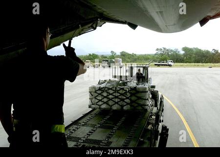 Am 7. März 2000 werden auf dem Luftwaffenstützpunkt Hoedspruit, Südafrika, palettierte Hilfsgüter für die Operation Atlas Response von einem C-5-Transportflugzeug der Galaxy entladen, das dem 436. Luftwaffenstützpunkt in Dover, Delaware, von Mitgliedern der 621. Air Mobility Operations Group zugewiesen wurde. Die Vorräte werden an gestrandete Überschwemmungsopfer (nicht abgebildet) im benachbarten Mosambik verteilt. (Doppeltes Bild, siehe auch DF-SD-01-00913 oder suchen Sie nach 000307-F-5772H-509). Einsatzgebiet/Serie: EINSATZBASIS ATLAS: Luftwaffenstützpunkt Hoedspruit Land: Südafrika (ZAF) Stockfoto