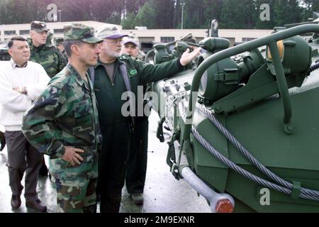 General John W. Hendrix, Oberbefehlshaber des FORSCOM (United States Army Forces Command), hört während seines Besuchs in Fort Lewis, Washington, am 14. März 2000 zu, wie ein Product Service Representative Merkmale eines gepanzerten Leichtgepanzerwagens (LAV) III beschreibt. Der LAV III wurde kürzlich erworben und aus Kanada nach Fort Lewis, Washington, zur Evaluierung geliefert. Basis: Fort Lewis Bundesstaat: Washington (WA) Land: Vereinigte Staaten von Amerika (USA) Stockfoto