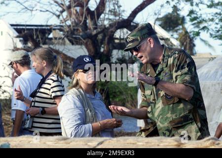 Mittlere Aufnahme. USA Generalmajor der Luftwaffe Joe Wehrle, Befehlshaber der Joint Task Force, Operation Atlas Response, und die Vertreterin des Welternährungsprogramms der Vereinten Nationen, Georgia Shaver, erörtern die Lieferung humanitärer Hilfsgüter in der Stadt Machanga, Mosambik, wo die Bürger weiterhin mit Problemen zu tun haben, die durch die jüngsten Überschwemmungen verursacht wurden. Wehrle, flog an Bord eines von zwei HH-60G Pave Hawk Hubschraubern, die 7,5 Tonnen Hilfsgüter lieferten. Bisher haben Joint Special Operations, die an Operation Atlas Response beteiligten Luftfahrzeuge der Task Force, mehr als 71 Tonnen Humani ausgeliefert Stockfoto