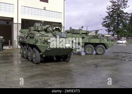 Gepanzerte Leichtgepanzerte Fahrzeuge (LAV) III, die kürzlich aus Kanada zur Evaluierung in Fort Lewis, Washington, gekauft und geliefert wurden, sind im 1/23. Motor Pool, Gebäude 3907, Fort Lewis, Washington, zur Inspektion durch General John W. Hendrix, Oberbefehlshaber, FORSCOM (United States Army Forces Command) während seines Besuchs am 14. März 2000. Basis: Fort Lewis Bundesstaat: Washington (WA) Land: Vereinigte Staaten von Amerika (USA) Stockfoto