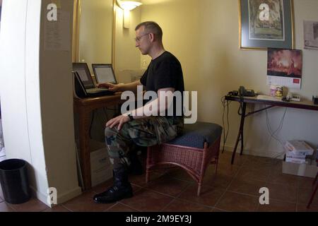 Linkes Profil, mittlere Nahaufnahme, während Oberst Tom Dolney, 3. Air Force Public Affairs, Zeitpläne und Berichte im Joint Operations Center im Cardozo Hotel ausarbeitet, wo Kommando und Kontrolle zur Unterstützung von Operation Atlas Response eingesetzt werden, Eine humanitäre Hilfsmission zur Unterstützung nach schweren Überschwemmungen (Menschen und Überschwemmungen nicht gezeigt) in Mosambik hat mehr als eine Million Menschen vertrieben. Einsatzgebiet/Serie: EINSATZBASIS ATLAS: Staat Maputo: Land Inhambane: Mosambik (MOZ) Stockfoto