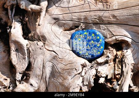 Zitat auf Stein mit Holzhintergrund lackiert Stockfoto