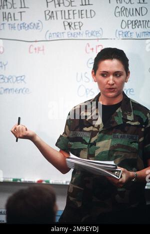 Während einer Besprechung im simulierten Joint Air Operations Center, Hill Air Force Base, Utah, US Air Force 2. spricht Lieutenant Robyn Griffith mit Mitgliedern ihrer Klasse über die vom Air Force Space Command gesammelten Informationen. Dieses Bild wurde im April 2000 im AIRMAN Magazine Artikel „Airmanship 101“ verwendet. Basis: Hill Air Force Base Bundesstaat: Utah (UT) Land: Vereinigte Staaten von Amerika (USA) Stockfoto