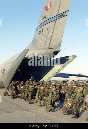 Mittlere Aufnahme, Rückansicht links, Fallschirmjäger von der 82. Luftwaffendivision, Fort Bragg, North Carolina, in Schlange, um an Bord eines C-141B Starlifters von der McGuire Luftwaffenbasis, New Jersey, zu gehen, um sie in die Abwurfzone auf Fort Polk, LA für einen Luftangriff zu bringen. Die Übung, die so genannte große Paketwoche, beinhaltet den Abwurf von 1200. Fallschirmjägern aus der 82. Airborne und ihrer schweren Ausrüstung in die Abwurfzone. Die große Paketwoche ist eine vierteljährliche Trainingsübung, die darauf abzielt, die Kohärenz zwischen den 82. Einheiten der Luftwaffe und der Luftwaffenkommandos aufzubauen. Die Mission begann auf der Luftwaffenbasis des Papstes, Nort Stockfoto