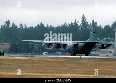 Mittlere Long Shot, Rückansicht links, eine C-130E Hercules (zirkuläre Dampfflasche um die Propeller), die während des Rodeo 98-Wettbewerbs des Air Mobility Command von der Luftwaffenbasis McChord, Washington, gestartet wurde. Der Wettbewerb findet alle zwei Jahre auf einer anderen AMC-Basis statt. Bei diesem Wettkampf werden Luftheber und Tanker aus der ganzen Welt bei Veranstaltungen auf die Probe gestellt, bei denen ihre Flugkünste und Missionskenntnisse getestet werden, die in der Welt der Luftschiffe einzigartig sind. Das Flugzeug stammt aus dem 314. Airlift Wing, Little Rock AFB, Arkansas und ist ein Air Education and Training Command Asset. Betreff Betrieb/Serie: RODEO 98 Basis: McChord Air für Stockfoto