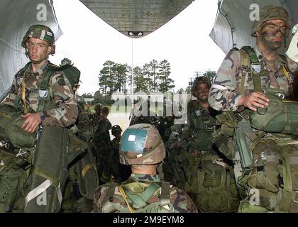 Kamera in Flugzeugen. Mittlere Nahaufnahme, Vorderansicht, zwei Säulen Fallschirmjäger von der 82. Luftwaffendivision, Fort Bragg, North Carolina, gehen an Bord eines McGuire Luftwaffenstützpunkts, New Jersey, C-141B Starlifter für eine Luftmission nach Fort Polk, Louisiana. Die Übung, die so genannte große Paketwoche, beinhaltet den Abwurf von 1200 Fallschirmjägern aus der 82. Airborne und ihrer schweren Ausrüstung in die Abwurfzone. Die große Paketwoche ist eine vierteljährliche Trainingsübung, die darauf abzielt, die Kohärenz zwischen den 82. Einheiten der Luftwaffe und der Luftwaffenkommandos aufzubauen. Die Mission fand im April auf der Luftwaffenbasis des Papstes statt Stockfoto