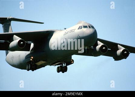 Mittlere Aufnahme, rechte Vorderansicht, niedriger Winkel, ein C-141B Starlifter startet vom McChord Luftwaffenstützpunkt, Washington, während des Rodeo 98-Wettbewerbs des Air Mobility Command. Der Wettbewerb findet alle zwei Jahre auf einer anderen AMC-Basis statt. Bei diesem Wettkampf werden Luftheber und Tanker aus der ganzen Welt bei Veranstaltungen auf die Probe gestellt, bei denen ihre Flugkünste und Missionskenntnisse getestet werden, die in der Welt der Luftschiffe einzigartig sind. Ein C-141B-Starlifter von McChord AFB startet während des Wettbewerbs auf dem Weg zu einer Abwurfzone. Betrifft Operation/Serie: RODEO-98-Stützpunkt: McChord-Luftwaffenstützpunkt Bundesstaat: Washington (WA) Land: Vereinigte Staaten von Amerika Stockfoto