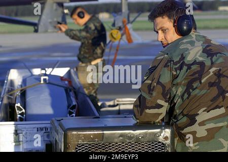 Rückansicht mittlere Nahaufnahme, während der US Air Force SENIOR AIRMAN Tracy Medford (rechts) eine AGM-154A Joint Stand-off Weapon (JSOW) transportiert, nachdem er sie mit DEM SENIOR AIRMAN David Campbell aus dem Pylon eines F-16CJ-Kampfflugzeugs auf der Shaw Air Force Base, South Carolina, in den Container geladen hat. SRA Medford und SRA Campbell sind Experten für Rüstungssytems, die der Abteilung 20. Operations Group Arms Standardization, Luftwaffenstützpunkt Shaw, South Carolina, zugewiesen sind. Der 20. Kampfflügel auf der Shaw Air Force Base ist die erste Air Force F-16 Einheit, die die Joint Stand-off Weapon (JS) einsetzt Stockfoto