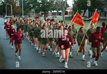 4. Bataillon, O-Kompanie, Zug 4002, Rekruten und ihre Ausbilder werden unter Leitung von Oberstleutnant Frasier Darling, Commander, 4. Bataillon des Marine Corps, Recruit Depot Parris Island, South Carolina, angeführt. Basis: USMC Recruit Depot, Parris Island Bundesstaat: South Carolina (SC) Land: Vereinigte Staaten von Amerika (USA) Stockfoto