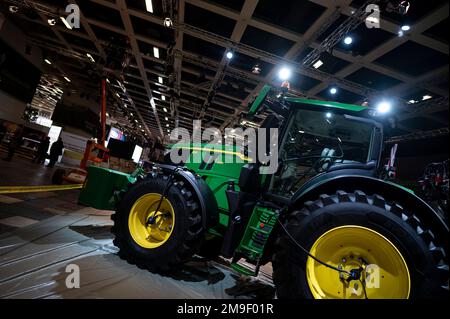 Berlin, Deutschland. 18. Januar 2023. Vor der Eröffnung der Grünen Woche steht auf dem Ausstellungsgelände ein Traktor von John Deere. Die Grüne Woche, die weltweit größte Messe für Lebensmittel, Landwirtschaft und Gartenbau, findet vom 20. Bis 29. Januar 2023 auf dem Berliner Messegelände statt. Kredit: Fabian Sommer/dpa/Alamy Live News Stockfoto