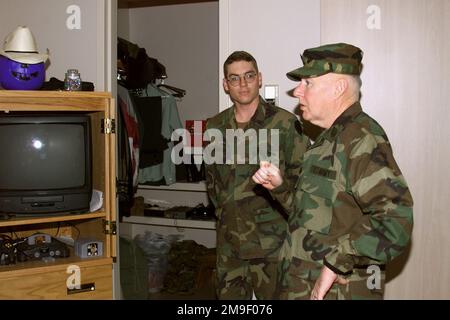 Sergeant Major of the Army, Robert E. Hall (rechts), spricht am 19. April 2000 mit dem US Army Private First Class Edenfield über die Lebensqualität, während sie durch sein Zimmer in den New Soldier Center Barracks in West Fort Hood, Texas gehen. Basis: Fort Hood Bundesstaat: Texas (TX) Land: Vereinigte Staaten von Amerika (USA) Stockfoto