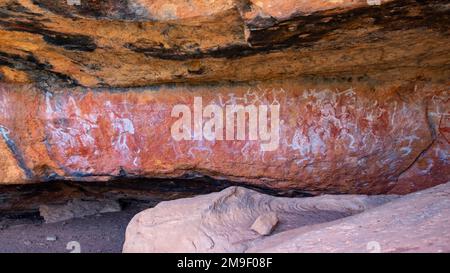 Felsengemälde der Ureinwohner (Kunstwerke) der Ngiyampaa am Mount Grenfell, 70km km westlich von Cobar, New South Wales, Australien Stockfoto