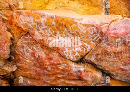 Felsengemälde der Ureinwohner (Kunstwerke) der Ngiyampaa am Mount Grenfell, 70km km westlich von Cobar, New South Wales, Australien Stockfoto