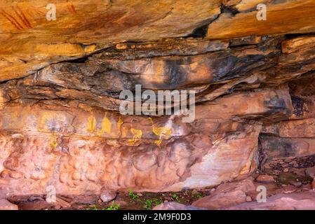 Felsengemälde der Ureinwohner (Kunstwerke) der Ngiyampaa am Mount Grenfell, 70km km westlich von Cobar, New South Wales, Australien Stockfoto