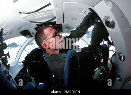 Training Wing 6 die Studenten verbringen sechs Wochen damit, die Grundlagen der Flugsicherung, T-34-Flugzeugsysteme, Meteorologie, Flugvorschriften und Notfallverfahren zu erlernen. Nach der Simulatorschulung besetzen die Auszubildenden den Vordersitz des T-34s für acht Einführungsflüge in der Naval Air Station Pensacola. Seit 1994 trainieren Trainees der Air Force als Navigatorlehrer gemeinsam mit der Navy an der Naval Air Station in Pensacola, Florida. Auszubildende der Luftwaffe sind entweder für Kämpfer oder Bomber geflogen und erhalten im T-1A Jayhawk ein Flugtraining und ein visuelles Navigationstraining, wie z. B. US Air Force 2. Lieutenant Chris Hodgin Stockfoto