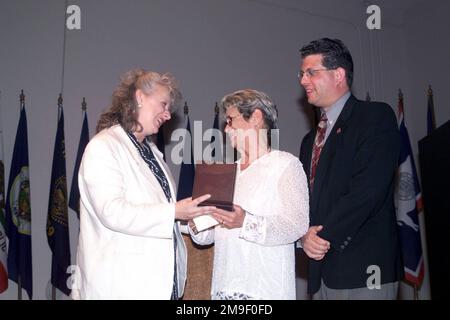 Eine mittlere Aufnahme des Innenraums mit rechtem Profil, während Joan Dempsey (links), Director of Central Intelligence for Community Management, Sue Powers und Gary Powers Jr. den Director of Central Intelligence Award für den Dienst ihres Mannes und Vaters überreicht. Der Preis wurde bei einem Abendessen zu Ehren von Francis Gary Powers Sr. In Beale AFB, Kalifornien, am 29. Mai 2000 verliehen. Gary Powers Jr. ist der Sohn und Sue Powers ist die Frau des U-2-Piloten Francis Gary Powers Sr., der auf einer Aufklärungsmission über der ehemaligen Sowjetunion am 5. Mai 1960 abgeschossen wurde. Basis: Beale Luftwaffenstützpunkt Staat: Califo Stockfoto