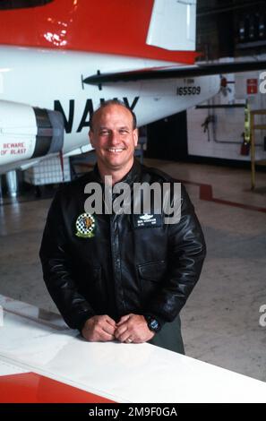 Oberstleutnant Rick Anderson DER US-Luftwaffe ist der kommandierende Offizier der Navy and Marine Training Aircraft Squadron 10 (VT-10) in der Naval Air Station, Pensacola, Florida. VT-10 ist Teil des Trainingsflügels 6, zusammen mit zwei weiteren Marineschwaden und einer deutschen Staffel, die Piloten der Luftwaffe und der Marine sowie einige internationale Studenten ausbildet. Dieses Bild wurde im Mai 2000 im AIRMAN Magazine verwendet, Artikel "Air Force Colonel übernimmt das Ruder". Diese Untergeschichte ist in der Hauptgeschichte „Earning Wings of Silver and Gold“ enthalten. Basis: Marineflugstation, Pensacola Bundesstaat: Florida (FL) Count Stockfoto