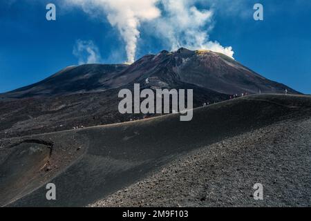 Aktive vulkanische Dampflöcher auf dem Ätna, Europas höchstem Vulkan Stockfoto