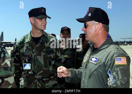 Linkes Profil mittlere Nahaufnahme wie US Air Force BGEN Richard A. Mentemeyer (rechts) des 305 Air Mobility Wing, McGuire AFB, New Jersey, Besuchen Sie die Wettbewerber von McGuire und sprechen Sie mit TSGT Ronald Vickers vom 305. Sicherheitsgeschwader vor der Eröffnungszeremonie des Rodeo 2000 auf dem Luftwaffenstützpunkt Pope am 7. Mai 2000 während des Rodeo 2000 Readiness Wettbewerbs. Während des einwöchigen Wettbewerbs waren mehr als 100 Teams und 2.500 Mitarbeiter von über 300 Air Force, Air Force Reserve, Air National Guard, USA Armeeeinheiten und fremde Nationen werden in den Bereichen Luftabwurf, Fracht, Auftanken, Flugvorbereitung, Stockfoto