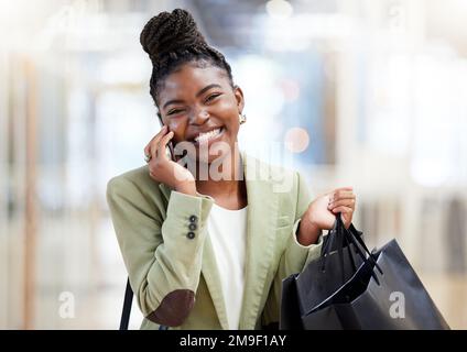 Ich liebe es, mit dir abzuhängen. Eine junge Frau, die beim Einkaufen telefoniert. Stockfoto