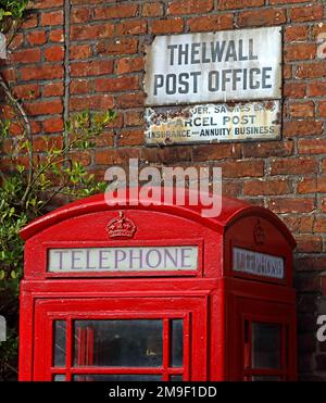 Thelwalls historisches altes Dorfpostamt, K6 rote Telefonzelle, Bell Lane, Thelwall, South Warrington, Cheshire, ENGLAND, GROSSBRITANNIEN, WA4 2SU Stockfoto
