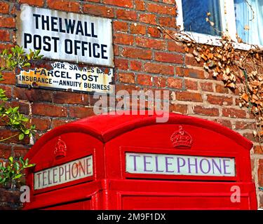 Thelwalls historisches altes Dorfpostamt, K6 rote Telefonzelle, Bell Lane, Thelwall, South Warrington, Cheshire, ENGLAND, GROSSBRITANNIEN, WA4 2SU Stockfoto