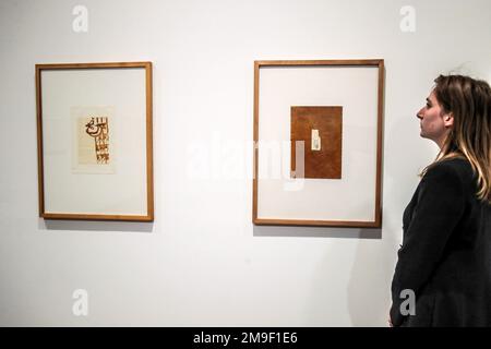 London UK 18. Januar 2022 zum ersten Mal im Vereinigten Königreich gezeigt: 100 Werke auf Papier der Familie Joseph Beuys erste Ausstellung von Beuys Zeichnungen in London seit 30 Jahren gleichzeitig gezeigt: Antony Gormley kuriert eine Auswahl von Beuys Zeichnungen neben seinen eigenen Werken auf Papier. Thaddaeus Ropac, London, 19. Januar Bis 22. März 2023. Paul Quezada-Neiman/Alamy Live News Stockfoto