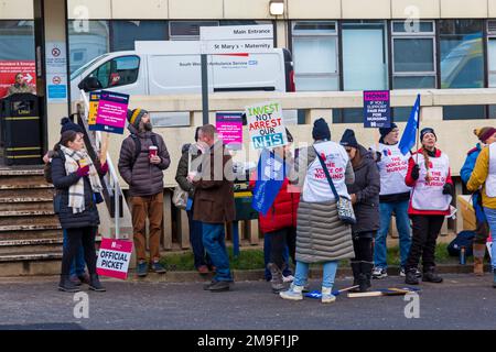 Poole, Dorset, UK. 18. Januar 2023 Krankenschwestern an der Streiklinie während des Streiktags vor dem Poole Hospital in Dorset. Mitglieder des Royal College of Nursing an den Universitätskliniken Dorset NHS Foundation Trust treten bei. Die Streikaktion für faire Bezahlung heute und morgen. Kredit: Carolyn Jenkins/Alamy Live News Stockfoto