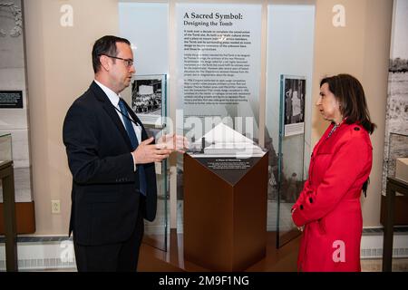 Tim Frank (links), Historiker des Nationalfriedhofs Arlington, führt die spanische Verteidigungsministerin Margarita Robles (rechts) auf dem Nationalfriedhof Arlington, Arlington, Virginia, am 19. Mai 2022 durch den Ausstellungsraum des Memorial Amphitheater. Robles war bei ANC, um an einer öffentlichen Kranzbeweihungszeremonie am Grab des unbekannten Soldaten teilzunehmen. Stockfoto