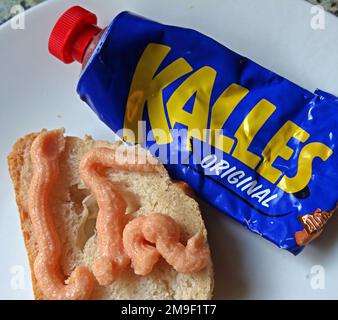 Blaue Tube Kalles Original, gesalzener Kabeljaurogen (gadus morhua), Zucker, Canolaöl und Gewürze, auf frisches Brot gespritzt, schwedisches IKEA-Essen Stockfoto