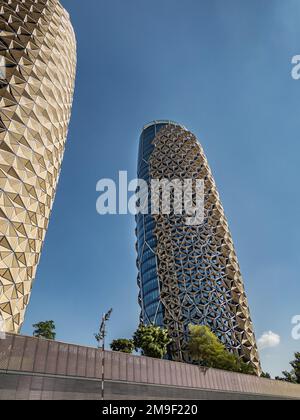 Al Bahr Towers in Abu Dhabi, Hauptverwaltung der Al Hilal Bank. Die Türme verfügen über die weltweit größte computergestützte dynamische Fassade Stockfoto