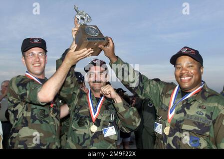 Gerade aus mittlerer Nahaufnahme, als US Air Force First Lieutenant Albert Allard (links), MASTER Sergeant Julian Hamlin (Mitte), Und STAFF Sergeantt James Natson (rechts) vom 605. Aircraft Generation Squadron, McGuire AFB, New Jersey, nach dem Gewinn der KC-10 Extender Maintenance Pre-Flight (KC-10 nicht abgebildet) bei der Preisverleihung am 11. Mai 2000 während des Rodeo 2000 Readiness Wettbewerbs bei Pope AFB. Während des einwöchigen Wettbewerbs waren mehr als 100 Teams und 2.500 Mitarbeiter von über 300 Air Force, Air Force Reserve, Air National Guard, USA Armeeeinheiten und fremde Nationen werden mitmachen Stockfoto