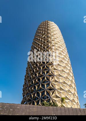 Al Bahr Towers in Abu Dhabi, Hauptverwaltung der Al Hilal Bank. Die Türme verfügen über die weltweit größte computergestützte dynamische Fassade Stockfoto