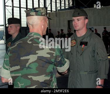 GENERAL Thomas A. Braaten (links), Commander, Air Bases Eastern Area, verleiht US Navy Hospital Corpsman 2. Class David C. Clipson (rechts) einen Such- und Rettungskorpsman des Marine Transport Squadron One, Marine Corps Air Station Cherry Point, North Carolina, Die Navy and Marine Corps Medaille für seine Dienstzeit während des Hurrikans Floyd. GENERAL Thomas A. Braaten (links), Commander, Air Bases Eastern Area, verleiht US Navy Hospital Corpsman 2. Class David C. Clipson (rechts), einem Such- und Rettungskorpsman der Marine Transport Squadron One, Stockfoto