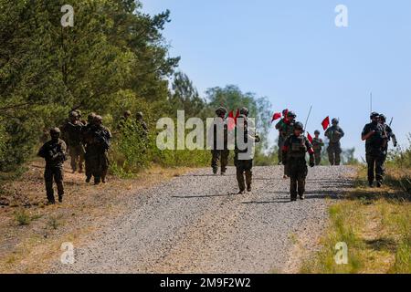 Deutsche Soldaten, die dem 212. Panzergrenadier-Bataillon, 21. Panzerbrigade, 1. Panzerdivision, zugeteilt wurden, ziehen während einer Feuerübung im Rahmen der Defender Europe am Oberlausitz-Trainingsgelände, Deutschland, am 19. Mai 2022 in einen Staging-Bereich. Defender Europe 22 ist eine Serie von US-amerikanischen Multinationale Ausbildungsübungen der Armee in Europa und Afrika in Osteuropa. Die Übung zeigt, dass die USA Die Fähigkeit der Armee Europa und Afrika, groß angelegte Bodenkampfoperationen in mehreren Theatern zur Unterstützung der NATO durchzuführen. Stockfoto