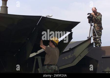 Sergeant Ricky Anderson der US Air Force (rechts), 31. Communications Squadron, Video Documentation Journeyman, Aviano Air Base, Italien, Dokumentiert die Montage einer Kommunikationsschüssel während DER RETTUNG VENETAS am 31. Mai 2000. Einsatzgebiet/Serie: RETTUNGSBASIS VENETIEN: Luftwaffenstützpunkt Aviano Staat: Pordenone Land: Italien (ITA) Stockfoto