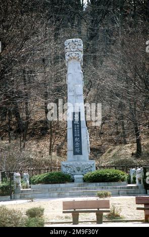 Ein mittlerer Nahblick auf ein Steindenkmal im Eunpa Park in der Nähe des Luftwaffenstützpunkts Kunsan, Südkorea. Vom 2000. Juni, IM AIRMAN Magazine Artikel "Ein Jahr der Erinnerung". Basis: Land des Luftwaffenstützpunkts Kunsan: Republik Korea (KOR) Stockfoto