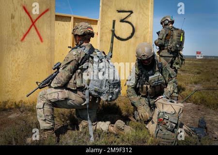 EIN US-AMERIKANISCHER Soldat im 1. Bataillon, 8. Infanterie-Regiment, 3. Kampfteam der Panzerbrigade, 4. Infanterie-Division, Und deutsche Soldaten, die dem 212. Panzergrenadier-Bataillon, 21. Panzerbrigade, 1. Panzerdivision zugeteilt sind, bereiten sich darauf vor, einen Lagebericht während einer Feuerübung im Rahmen von Defender Europe am Oberlausitz-Trainingsgelände, Deutschland, am 19. Mai 2022 zu senden. Defender Europe 22 ist eine Serie von US-amerikanischen Multinationale Ausbildungsübungen der Armee in Europa und Afrika in Osteuropa. Die Übung zeigt, dass die USA Die Fähigkeit der Armee Europas und Afrikas, großmaßstäbliche bodenkampfoperationen durchzuführen Stockfoto