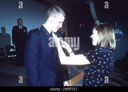 Mrs. Sandra Maeder, die Ehefrau von US Air Force 2. Lieutenant Mike Maeder, legt ihrem Mann während der Abschlussfeier Piloten an der Vance AFB, Oklahoma, Flügel an. Ab diesem Juni 2000 Artikel des AIRMAN Magazine „Silver Wing Strut“ über die Ausbildung von Joint-Service-Piloten bei Vance AFB, Oklahoma. Basis: Luftwaffenstützpunkt Vance Bundesstaat: Oklahoma (OK) Land: Vereinigte Staaten von Amerika (USA) Stockfoto