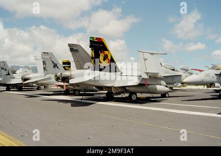 Rechte Rückansicht des F/A-18C Hornet-Flugzeugs des Strike Fighter Squadron Twenty-Five (VFA-25), das auf dem Cockpit des nuklearbetriebenen Flugzeugträgers USS ABRAHAM LINCOLN (CVN 72) geparkt ist. Der LINCOLN ist heute ein Schiff der Navy League. Das Schiff nimmt an Operation RIMPAC 2000 Teil. Betreff Betrieb/Serie: RIMPAC 2000 Basis: Pearl Harbor Bundesstaat: Hawaii (HI) Land: Vereinigte Staaten von Amerika (USA) Stockfoto