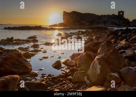 Sonnenaufgang am Kinbane Castle an der Causeway Coast, Nordirland Stockfoto