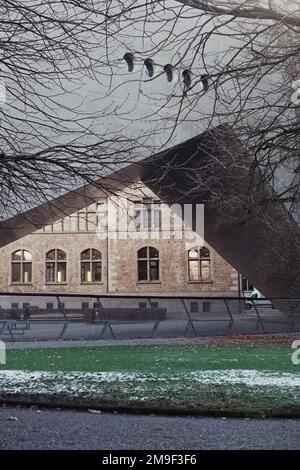 Landesmuseum (Schweizerisches Nationalmuseum) mit Erweiterung entworfen von Christ & Gantenbein, Zürich, Schweiz. Analoge Fotografie mit Minolta X-300 auf Agfa Vista 200. Stockfoto