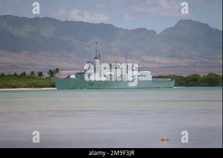 Hafenbogenblick auf die kanadische Fregatte HMCS WINNIPEG (FFH 338), die Pearl Harbor zur Teilnahme an Operation RIMPAC 2000 verlässt. Betreff Betrieb/Serie: RIMPAC 2000 Basis: Pearl Harbor Bundesstaat: Hawaii (HI) Land: Vereinigte Staaten von Amerika (USA) Stockfoto