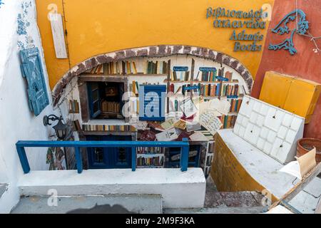 Buchhandlung Atlantis Books im Dorf Oia auf Santorin, Griechenland Stockfoto
