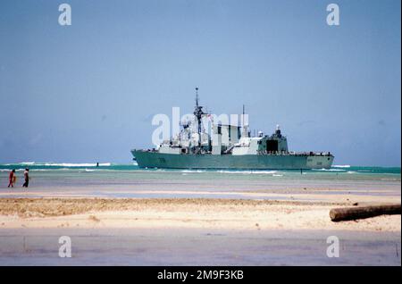 Blick auf das Hafenviertel der kanadischen Fregatte HMCS WINNIPEG (FFH 338), die den Kanal in Pearl Harbor auf dem Weg nach Süden für die Teilnahme an Operation RIMPAC 2000 freimacht. Betreff Betrieb/Serie: RIMPAC 2000 Basis: Pearl Harbor Bundesstaat: Hawaii (HI) Land: Vereinigte Staaten von Amerika (USA) Stockfoto