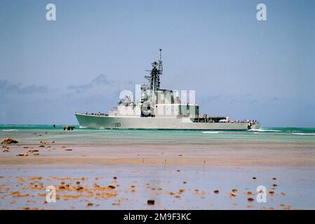 Blick auf das Hafenviertel der kanadischen Fregatte HMCS ALGONQUIN (FFH 283), die vom Pearl Harbor Kanal in die Gewässer südlich von Hawaii abfährt, um an Operation RIMPAC 2000 teilzunehmen. Betreff Betrieb/Serie: RIMPAC 2000 Basis: Pearl Harbor Bundesstaat: Hawaii (HI) Land: Vereinigte Staaten von Amerika (USA) Stockfoto