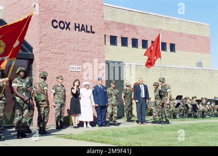 Familienangehörige von Sergeant (SGT) Manuel A. Cox und Marines von der Grundschule (TBS) stehen bei einem Salut an den gefallenen Marine bei seiner Gebäudeeinweihung an Bord der Marinekorps-Basis Quantico, Virginia, am 7. Juni 2000 zur Verfügung. SGT. Cox starb am 4. Dezember 1983 infolge des Bombenanschlags auf die Marinebaracken in Beirut, Libanon am 23. Oktober 1983. Familienangehörige von Sergeant (SGT) Manuel A. Cox und Marines von der Grundschule (TBS) stehen bei einem Salut an den gefallenen Marine bei seiner Gebäudeeinweihung an Bord der Marinekorps-Basis Quantico, Virginia, am 7. Juni 2000 zur Verfügung. SERGEANT Cox starb am 4. Dezember Stockfoto