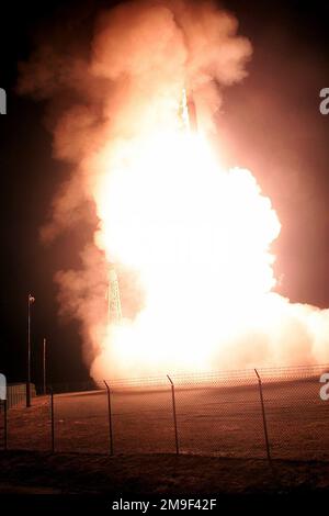 Um 0101 Uhr startet eine Minuteman III Intercontinental ballistische Rakete von einem North Vandenberg Startplatz. Basis: Luftwaffenstützpunkt Vandenberg Bundesstaat: Kalifornien (CA) Land: Vereinigte Staaten von Amerika (USA) Stockfoto