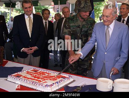 US Army General John W. Hendrix, kommandierender General Forces Command, und US Army Lieutenant General (im Ruhestand) Louis W. Truman, der älteste lebende Veteran des Koreakrieges und ehemaliger US Army Commander aus dem Jahr 3., haben den Geburtstagskuchen zum 225. Geburtstag der Armee und zum 50. Jahrestag des Koreakrieges angeschnitten. Von links sehen Sie Gaden Thompson, stellvertretender Unterstaatssekretär der Armee für internationale Angelegenheiten, und Kwang-Sok Ryu, Generalkonsul der Republik Korea in Atlanta. Basis: Fort McPherson Bundesstaat: Georgia (GA) Land: Vereinigte Staaten von Amerika (USA) Stockfoto